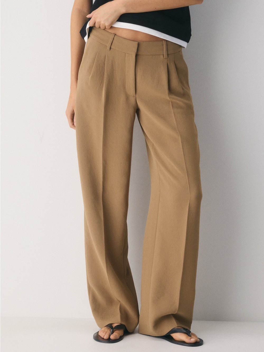 Aritzia | Effortless Pant | Crepette | Desert Sand